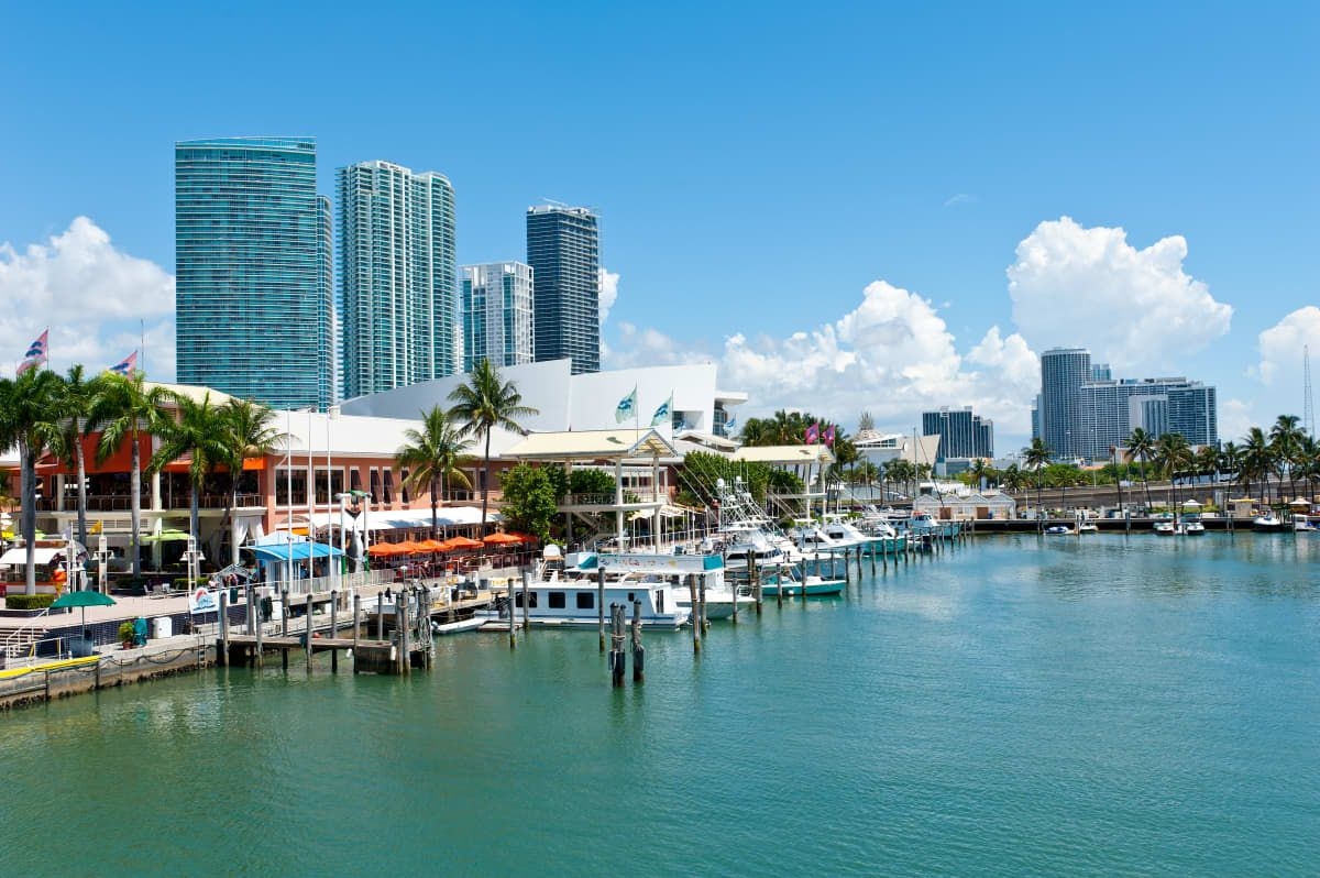 https://res.cloudinary.com/see-sight-tours/image/upload/v1646752358/strapi/Bayside_Marketiplace_Miami_Shutterstock_261bd8ba73.jpg